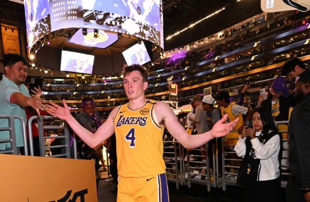 V体育-湖人新惊喜！23岁菜鸟崛起：三分5中5变詹皇绝配